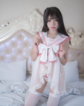 咬一口兔娘 – 粉嫩睡衣