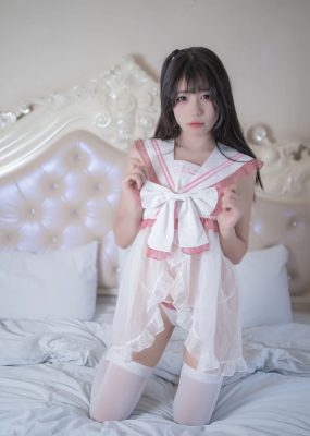 咬一口兔娘 – 粉嫩睡衣
