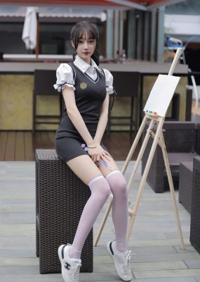 秀人网 No.6889 玥儿玥er 黑色背带裙广州旅拍