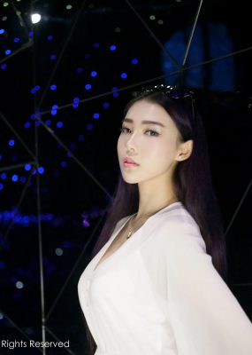 夢娜Vanessa《款款而来的特级女神》 秀人网 No.131