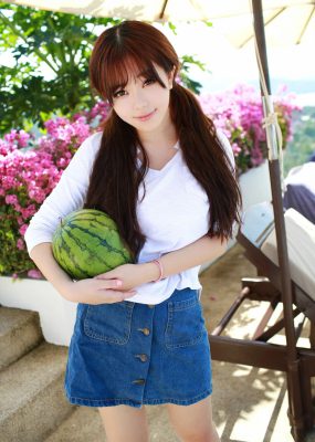 刘飞儿Faye《西瓜+牛仔超短裙+针织内衣》 秀人网 No.490