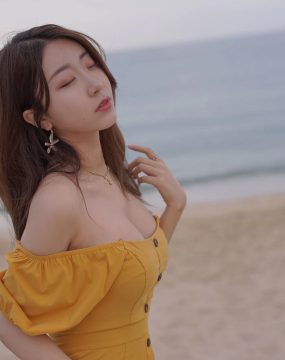 人气Coser黑川 – 海岛之旅 黄色连衣裙