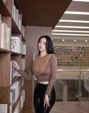 秀人网 No.7133 安然anran 图书馆场景拍摄性感写真
