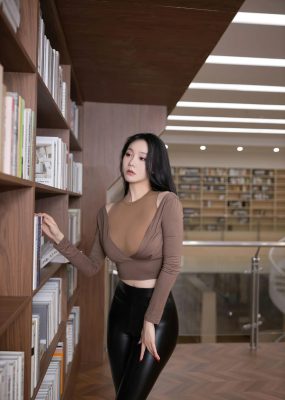 秀人网 No.7133 安然anran 图书馆场景拍摄性感写真