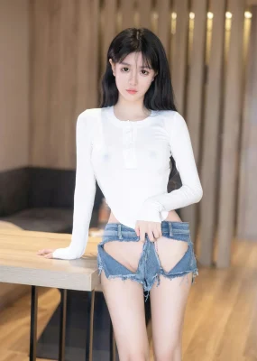 秀人网 No.7010 幼幼 清纯少女性感写真