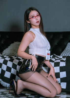 云溪溪 – 奶桃麻辣OL