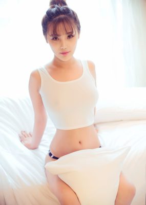 周予然《高叉泳衣、爆乳内衣、高跟美腿、白色超短工字背心装》 秀人网 No.633