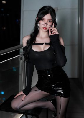 秀人网 No.4843 周于希Sally 黑丝美臀酥胸半露写真
