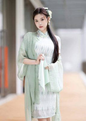 秀人网 No.6983 杨晨晨Yome 淡绿色旗袍性感写真