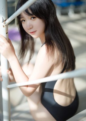 网红COS 樱落酱w – 泳池竞泳