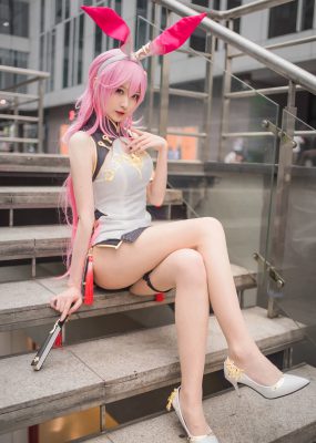 南宫 – 粉红兔女郎