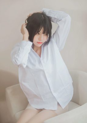 桜桃喵《桜桃未熟 – 白衬衫散发》