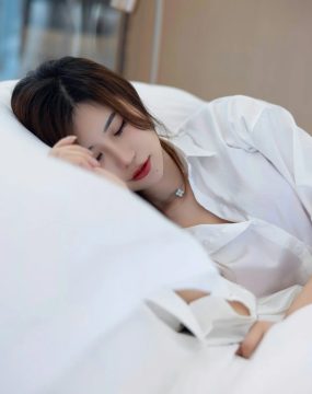 秀人网 No.7358 绮里嘉ula 村衣丝袜性感写真