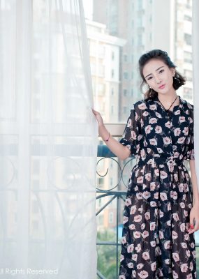 梅哥《集性感、时尚、丝袜美腿一身的秀气妹子》 秀人网 No.561