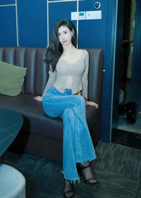 秀人网 No.7041 章芃芃 魅惑黑丝性感写真