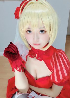 千阳(ちよ) – 尼禄红礼服