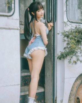 网红COS 蠢沫沫 – 大巴房车