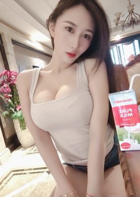 微密圈 小玉吃果冻 – 白背心紧身牛仔短裤