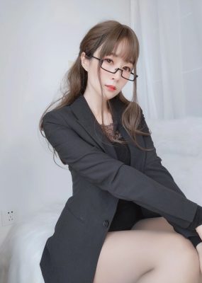 Coser小姐姐白银 – 黑西服