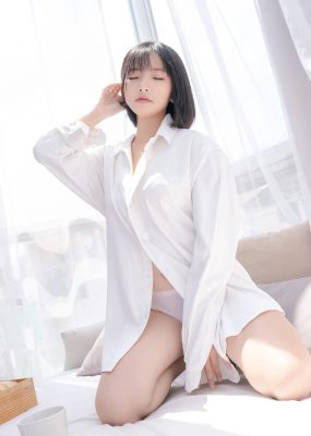 MessieHuang写真 – Boyfriend’s shirt