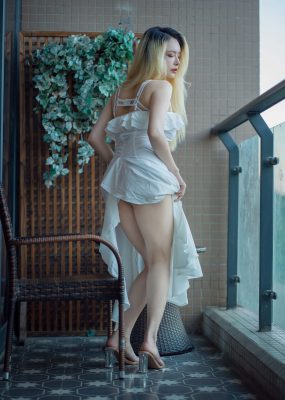 秋和柯基(夏小秋秋秋) – 白色连衣裙