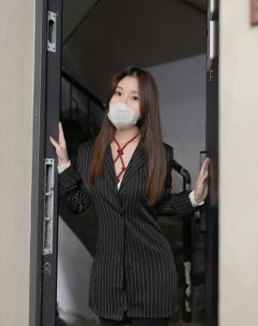 秀人网 No.7141 杏子Yada 高开叉服饰性感写真