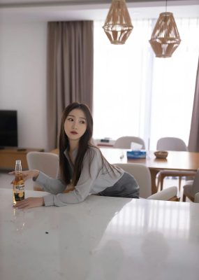 秀人网 No.6989 杏子Yada “醉酒”主题拍摄性感写真1