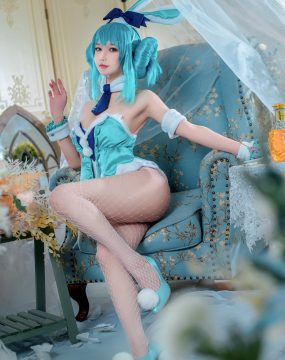 网红COS 阿包也是兔娘 – 白兔miku