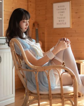 清纯妹子西瓜 – 蓝白女仆
