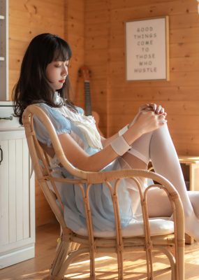 清纯妹子西瓜 – 蓝白女仆