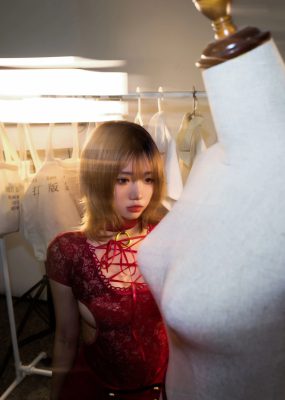 网红COS 柒柒要乖哦 – 红