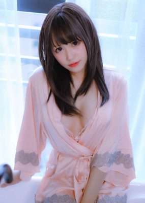 萌妹子Nyako喵子 – 妄想彼女との同棲生活 之 粉嫩丝绸睡衣
