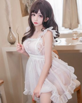 Cosplay日奈娇 – 围裙人妻