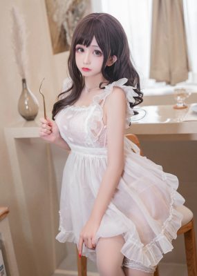 Cosplay日奈娇 – 围裙人妻