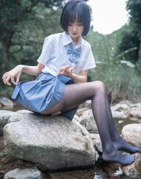 萌系小姐姐木绵绵OwO 水色溪边制服