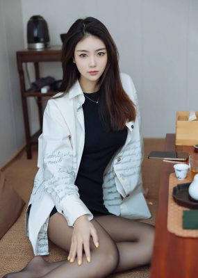 秀人网 No.4832 可樂Vicky 黑丝美腿