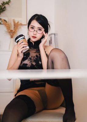 不呆猫 – 黑旗袍过膝袜御姐
