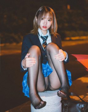 网红COS 柒柒要乖哦 – 深夜公园JK