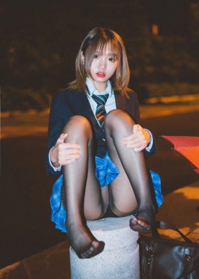 网红COS 柒柒要乖哦 – 深夜公园JK